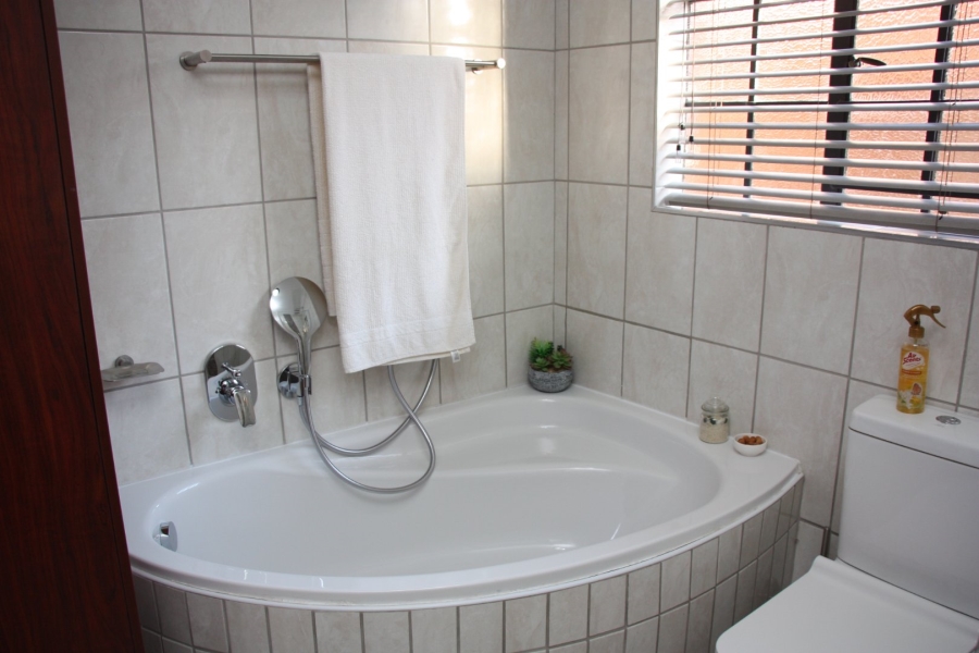 5 Bedroom Property for Sale in Langenhovenpark Free State